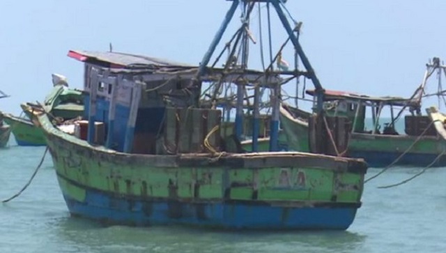 Attacked by Sri Lankan Navy with bottles and stones, allege Tamil Nadu fishermen Attacked by Sri Lankan Navy with bottles and stones, allege Tamil Nadu fishermen