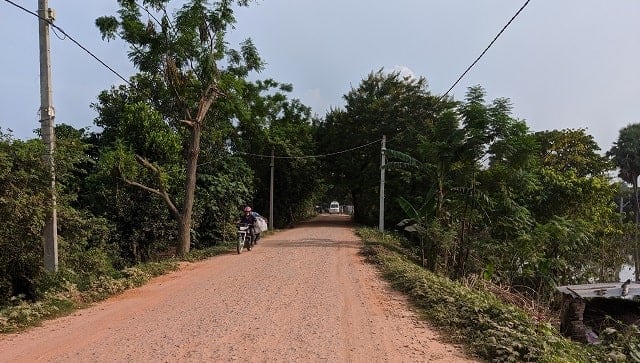 A kutcha road leading towards Mahaddipur. Devparna Acharya/Firstpost