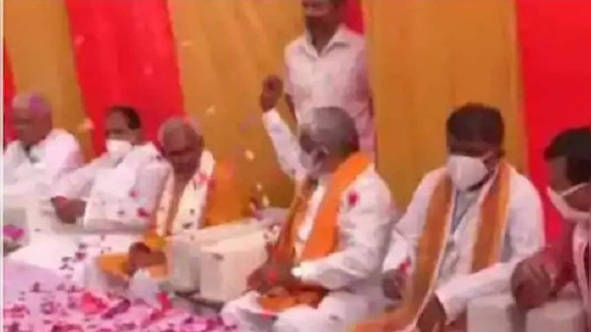 UP BJP chief Swatantra Dev Singh caught on camera showering petals on MLA who supported Ballia firing accused