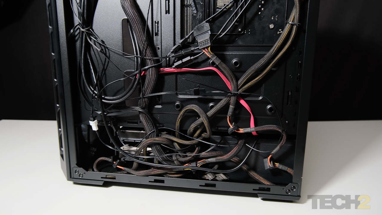 5.If you have a relatively large PSU and you use the 3.5” drive bays, you’re going to struggle a bit with stashing away excess cable. Image: Anirudh Regidi