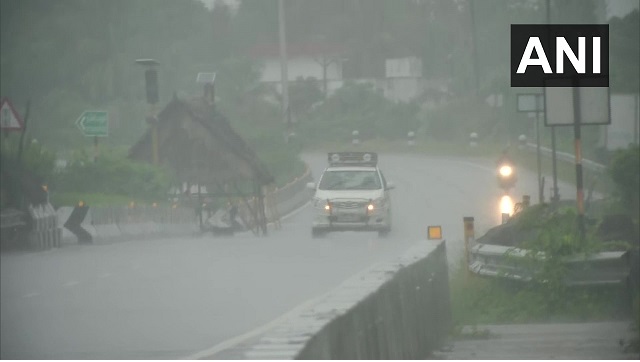 Cyclone Nivar Updates: Southern Railways resumes suburban services in Chennai; IMD issues yellow alert in 7 Karnataka districts Cyclone Nivar Updates: Southern Railways resumes suburban services in Chennai; IMD issues yellow alert in 7 Karnataka districts