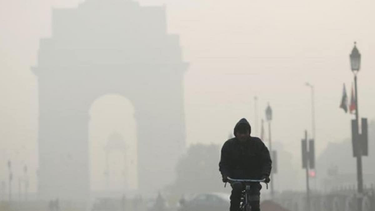 Delhi wakes up to dense fog on New Year's day; mercury drop to 1.1°C, lowest in 14 years