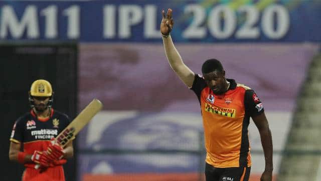 Virat Kohli lost the toss yet again and RCB were put to bat by SRH. Jason Holder struck early to dismiss openers Virat Kohli and Devdutt Padikkal within the first four overs. Sportzpics