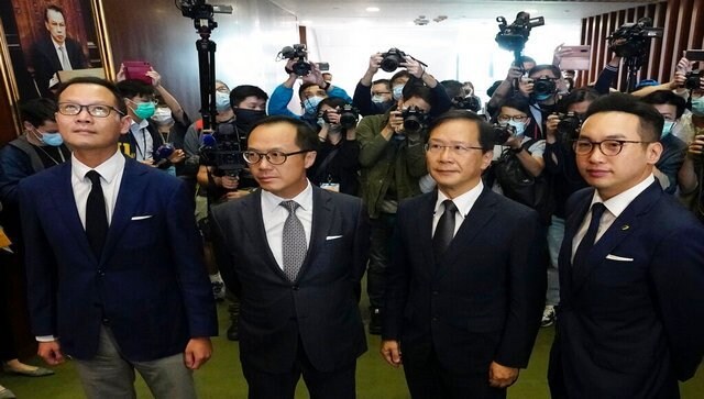 قانون گذاران هنگ کنگ پس از برکناری چهار قانونگذار طرفدار دموکراسی توسط چین ، دسته جمعی استعفا دادند