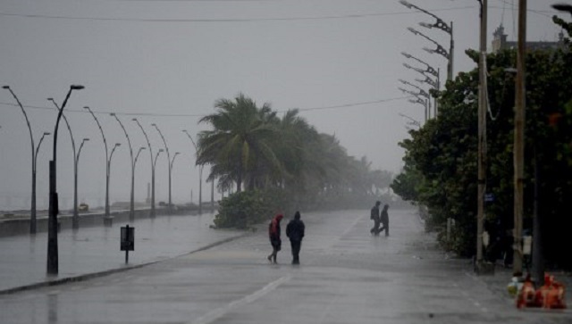 Cyclone Nivar: Landfall of very severe cyclonic storm begins, says IMD; rain batters Tamil Nadu, Puducherry Cyclone Nivar: Landfall of very severe cyclonic storm begins, says IMD; rain batters Tamil Nadu, Puducherry