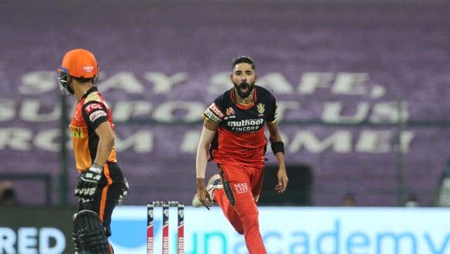 SRH suffered a double blow in the powerplay overs with the dismissals of Shreevats Goswami and David Warner. Mohammed Siraj struck on both occasions. Sportzpics