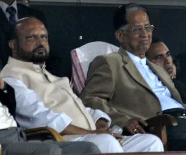 Former Assam chief minister Tarun Gogoi with his predecessor Prafulla Kumar Mahanta. Image courtesy News18 Assam/North East 