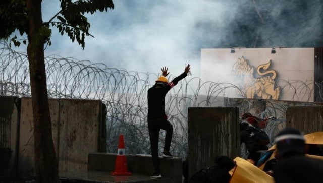 روز قبل از رای گیری پارلمان در مورد اصلاحات قانون اساسی ، پلیس تایلند در تجمع طرفدار دموکراسی با آب و گاز اشک آور شلیک کرد