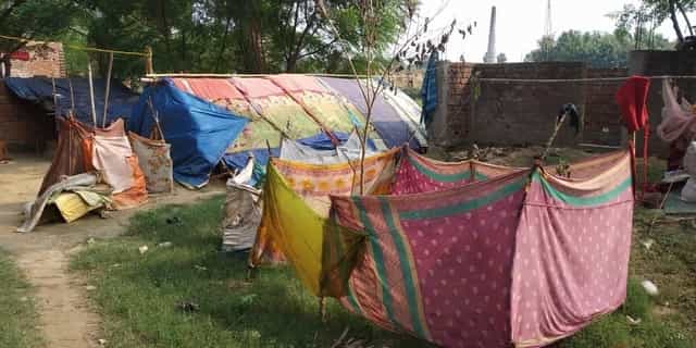Makeshift shanties in Nawada's Dularpur. Firstpost/Devparna Acharya