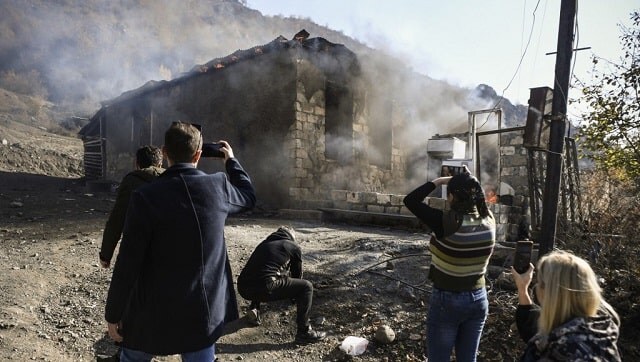روستاییان ارمنی قبل از فرار از خاک آذربایجان خانه هایشان را مشعل می کنند