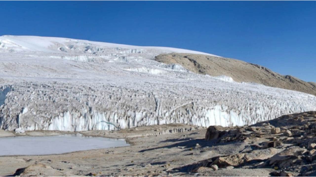 Quelccaya ice cap in Peru. Doug Hardy, CC BY-SA