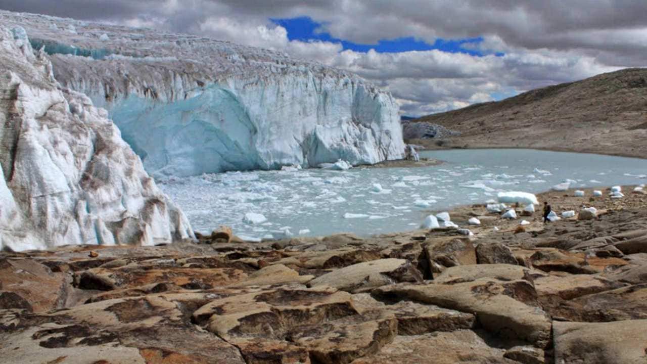 The Quelccaya Glacier in Peru, which has major social and economic value, is disappearing along with other tropical glaciers. Edubucher, CC BY-NC-SA