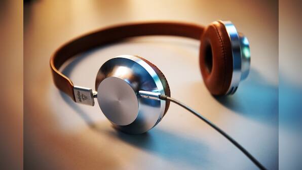 Wired headphones with built-in microphone