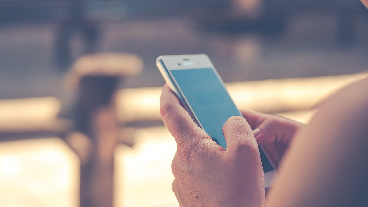 Customers in India spend average of Rs 2,400 on servicing out-of-warranty smartphones: Report Customers in India spend average of Rs 2,400 on servicing out-of-warranty smartphones: Report