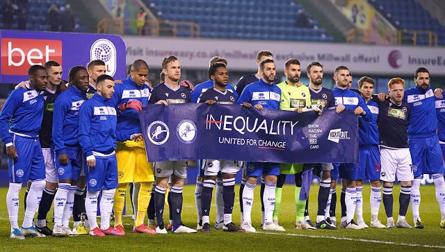 هواداران Millwall پس از اینکه در بازی قبلی آنها را هو کردند ، از پشتیبانی بازیکنان از جنبش Black Lives Matter پشتیبانی می کنند