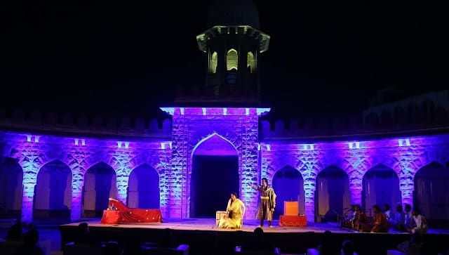 Still from Quli: Dilon ka Shahzaada at Hyderabad's Moazzam Jahi Market courtyard. Image via Facebook/Qadir Ali Baig Theatre Foundation