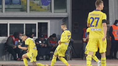 Serie A: Lazio errors help Verona win; Crotone register season's first win, beat Spezia 4-1
