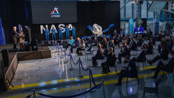 NASA introduces 18 astronauts who will train for the 2024 Artemis moon mission