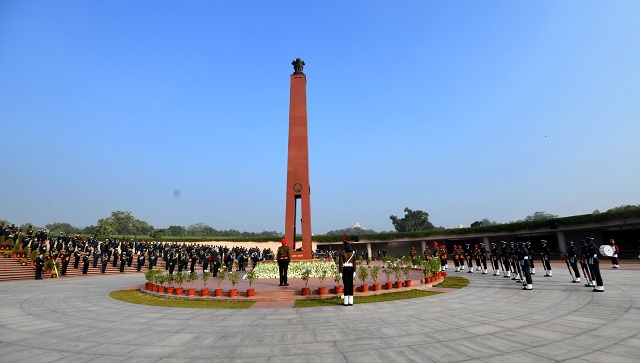 Vijay Diwas 2020: Ram Nath Kovind, Narendra Modi, Rajnath Singh pay tributes to soldiers who lost their lives in 1971 India-Pakistan war Vijay Diwas 2020: Ram Nath Kovind, Narendra Modi, Rajnath Singh pay tributes to soldiers who lost their lives in 1971 India-Pakistan war