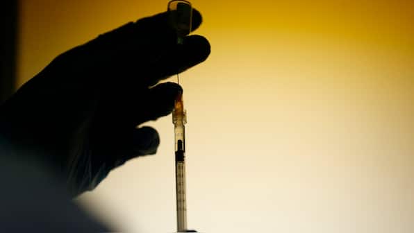 US health officials propose once-a-year COVID-19 shots for most Americans