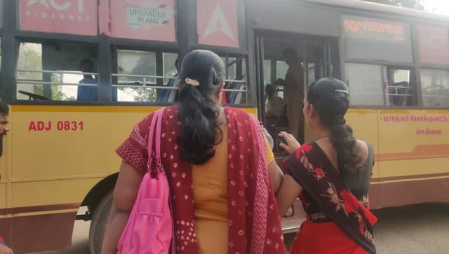 A passerby helps Renuka Devi board a bus. Greeshma Kuthar/Firstpost 
