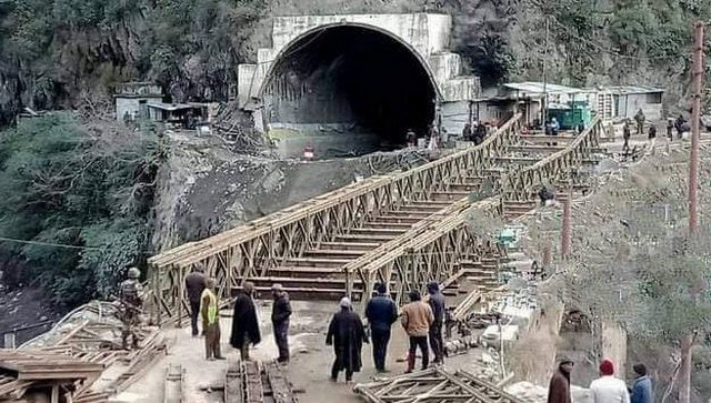 Kashmiris struggle with shortage of essential items in Srinagar after closure of Jammu-Srinagar National Highway Kashmiris struggle with shortage of essential items in Srinagar after closure of Jammu-Srinagar National Highway