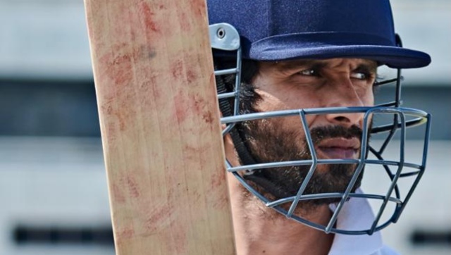 Shahid Kapoor's Hindi remake of Telugu sports drama Jersey to have theatrical release on 5 November Shahid Kapoor's Hindi remake of Telugu sports drama Jersey to have theatrical release on 5 November