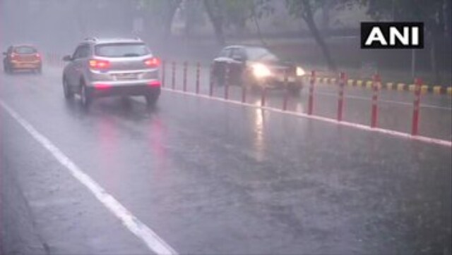  Delhi  witnesses light  rains in several parts as minimum 