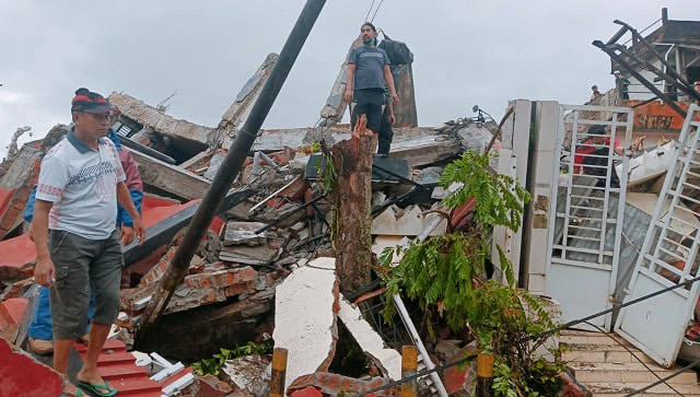 Earthquake in Indonesia: At least 10 people dead, 200 injured after strong, shallow quake hits Sulawesi island Earthquake in Indonesia: At least 10 people dead, 200 injured after strong, shallow quake hits Sulawesi island