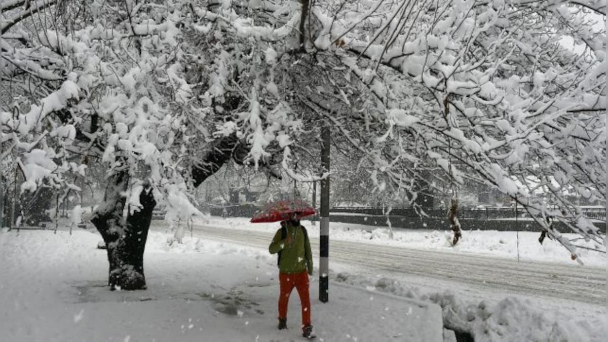 Kashmir: Flights suspended, highway closed due to heavy snowfall for fourth consecutive day in Valley