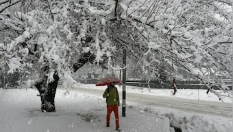 Kashmir: Flights suspended, highway closed due to heavy snowfall for fourth consecutive day in Valley