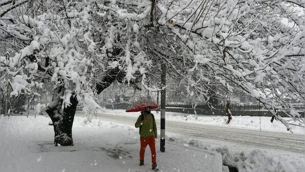 Kashmir: Flights suspended, highway closed due to heavy snowfall for fourth consecutive day in Valley