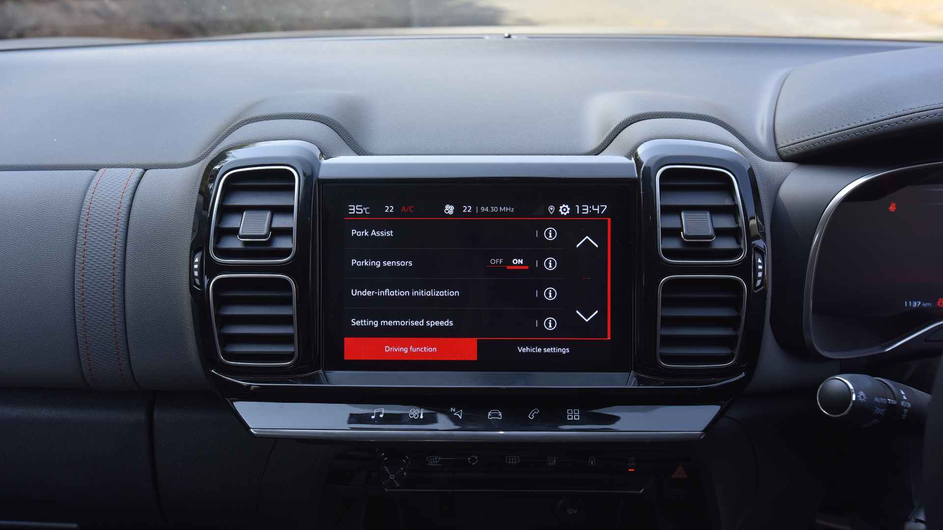 The C5's infotainment feels a bit dated and misses out on wireless Apple CarPlay/Android Auto. Image: Overdrive/Anis Shaikh