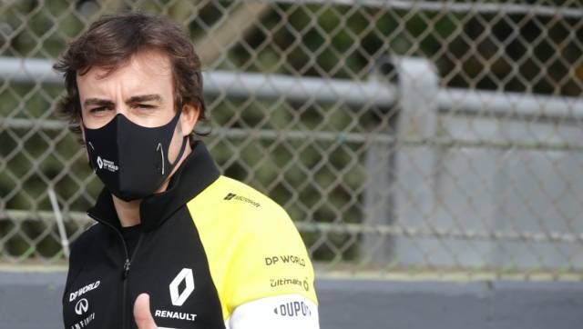 L'ex campione di Formula 1 Fernando Alonso lascia l'ospedale dopo un incidente in bicicletta