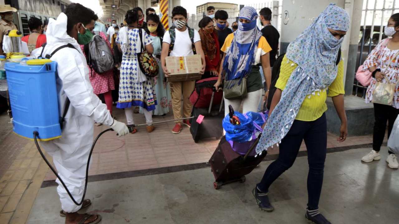 Steep fall in India's COVID-19 case numbers since September leaves experts stumped Steep fall in India's COVID-19 case numbers since September leaves experts stumped