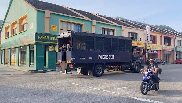 Malaysian court halts deportation of 1,200 Myanmar migrants to hear appeal by two rights groups
