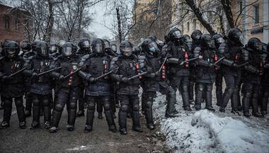 Pro-Alexei Navalny protesters defy vast Russian police ops as signs of Kremlin anxiety mount