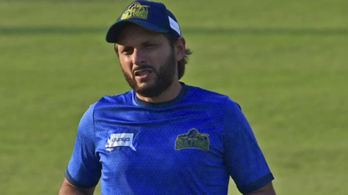 Shahid Afridi expresses displeasure after umpire refuses to take cap during PSL match