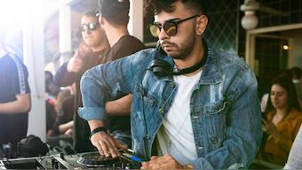 Experience every beat with these DJ headphones