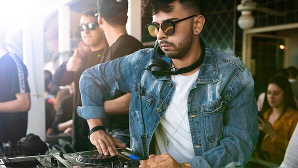 Experience every beat with these DJ headphones