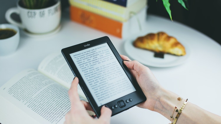 Read anywhere with these top e-readers Read anywhere with these top e-readers