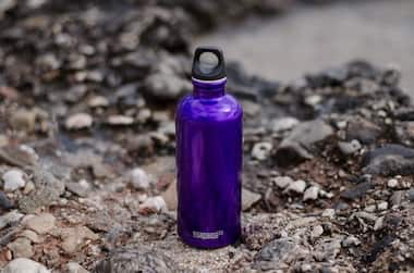Smart water bottles for maintaining temperature consistency