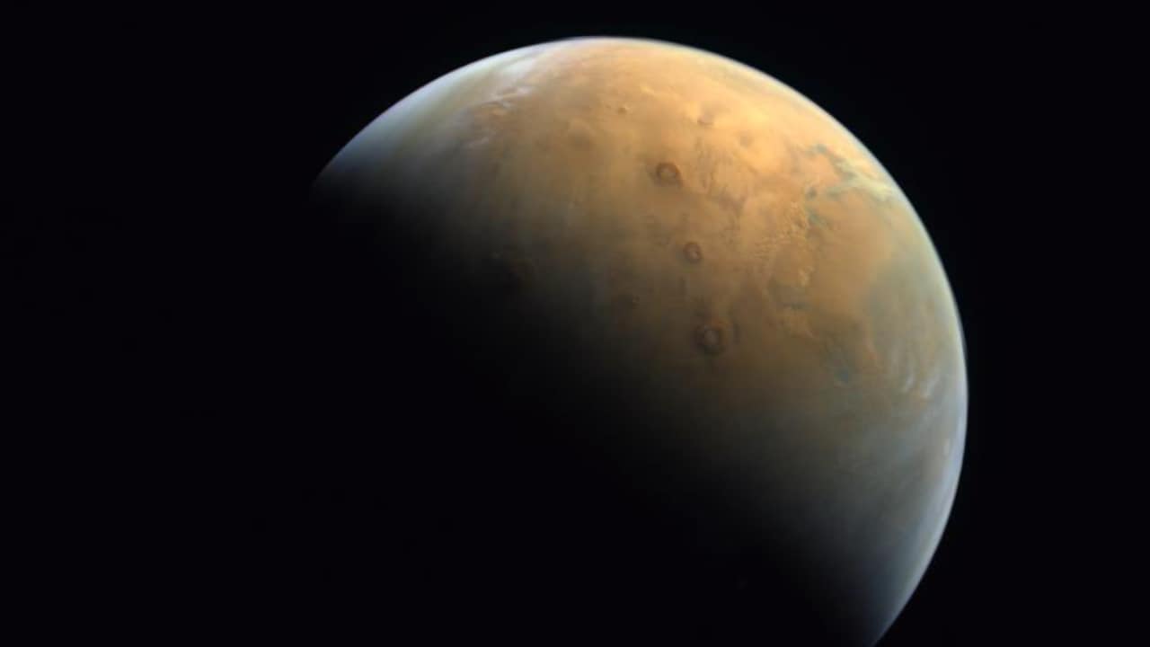     Зонд Emirati Al-Amal отправляет первое изображение красной планеты после выхода на орбиту