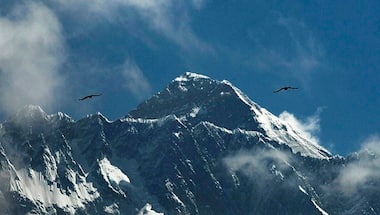 Watch | IAF officer scales Mount Everest, sings national anthem at summit