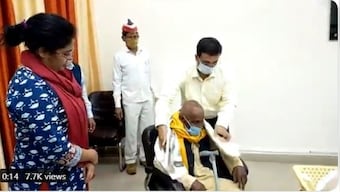 Raebareli DM felicitates 98-year-old street vendor for being ‘aatmanirbhar’