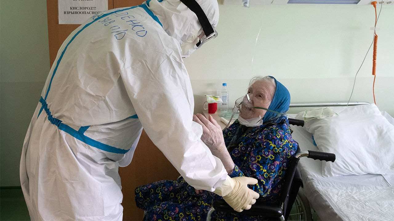 A medical worker talks to a patient at a hospital for COVID-19 patients at the Medical Research and Educational Center of Lomonosov Moscow State University. Image Credit: Stanislav Krasilnikov/TASS