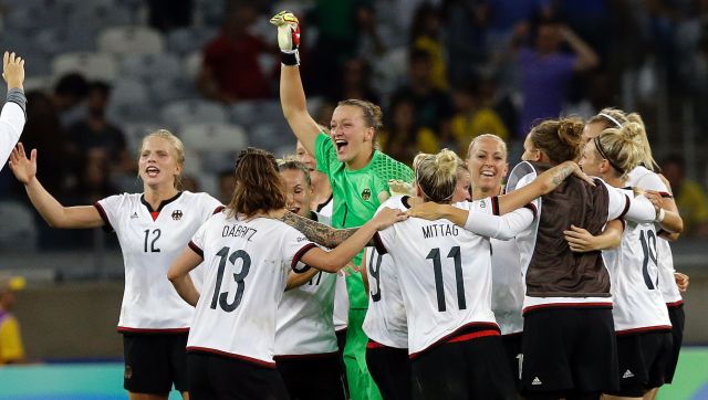 Borussia Mönchengladbach's under-23 coach apologises for sexist remarks to female referees Borussia Mönchengladbach's under-23 coach apologises for sexist remarks to female referees