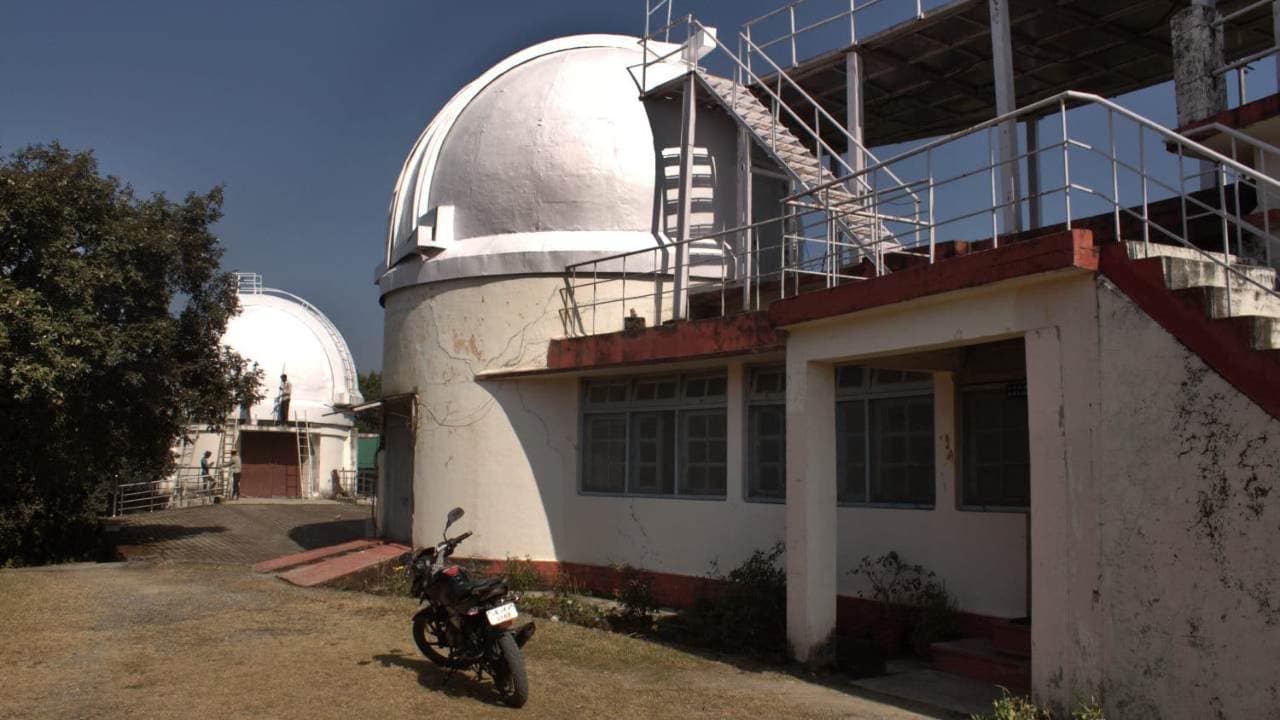 Several domes sit atop the ARIES campus, perfectly positioned to collect pollution funneled upward by the Himalayan foothills where it can be detected against an otherwise clean background. Image credit: Lou Del Bello/Undark