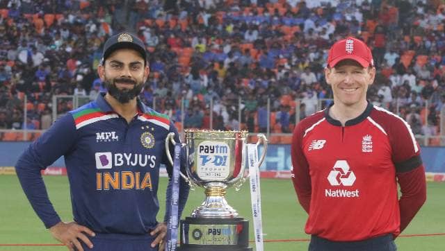 India skipper Virat Kohli and England’s Eoin Morgan pose with the T20I series trophy. Sportzpics 