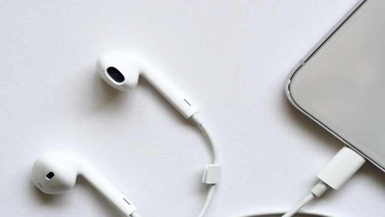 Noise Cancelling Earphones for no disturbance listening experience Noise Cancelling Earphones for no disturbance listening experience